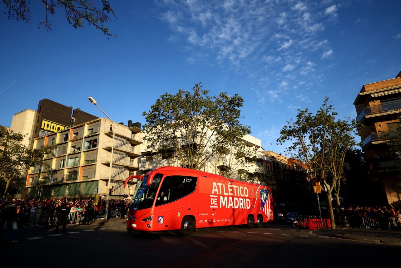 CĐV Barcelona làm loạn, đập phá xe bus của Atletico Madrid - Ảnh 1