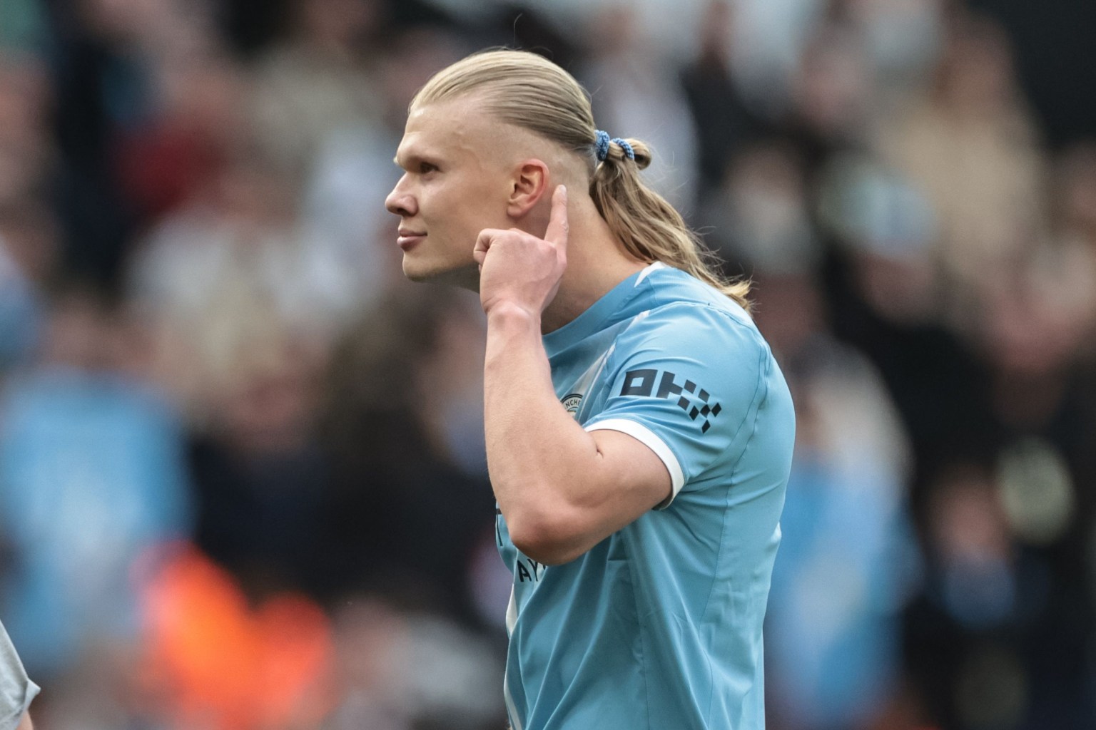 Haaland có hành vi tranh cãi sau trận thắng Arsenal - Ảnh 1