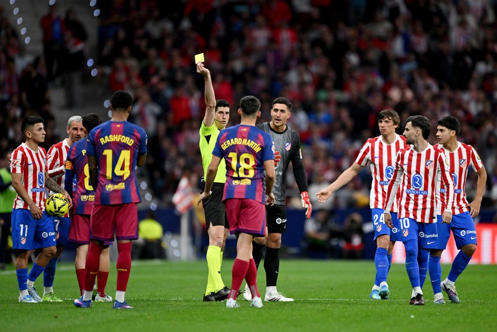 Trọng tài thừa nhận sai lầm khi không rút thẻ đỏ đuổi cầu thủ Barcelona - Ảnh 1