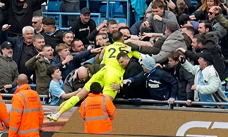 Wayne Rooney chỉ trích Man City ăn mừng quá sớm - Ảnh 1